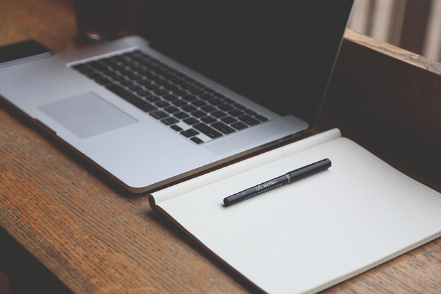 Scrivania con laptop e appunti per la consulenza alle aziende