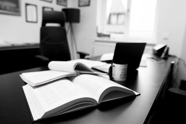 Postazione di studio legale con libri e laptop